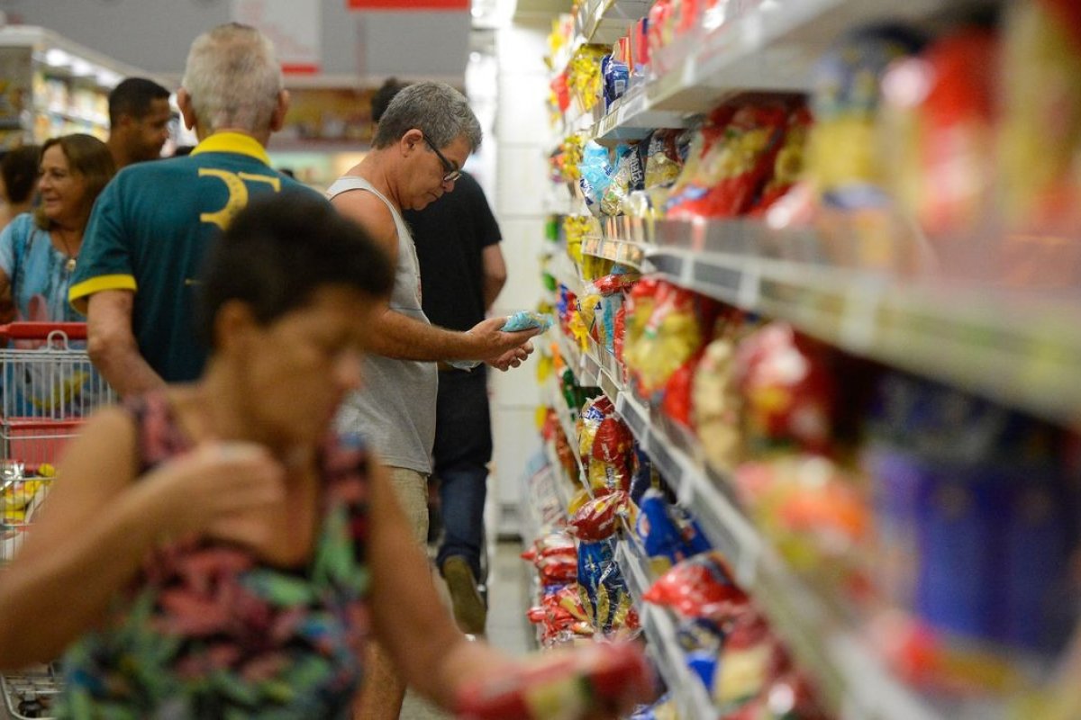Seis em cada dez brasileiros esperam pelo pior na economia, diz pesquisa