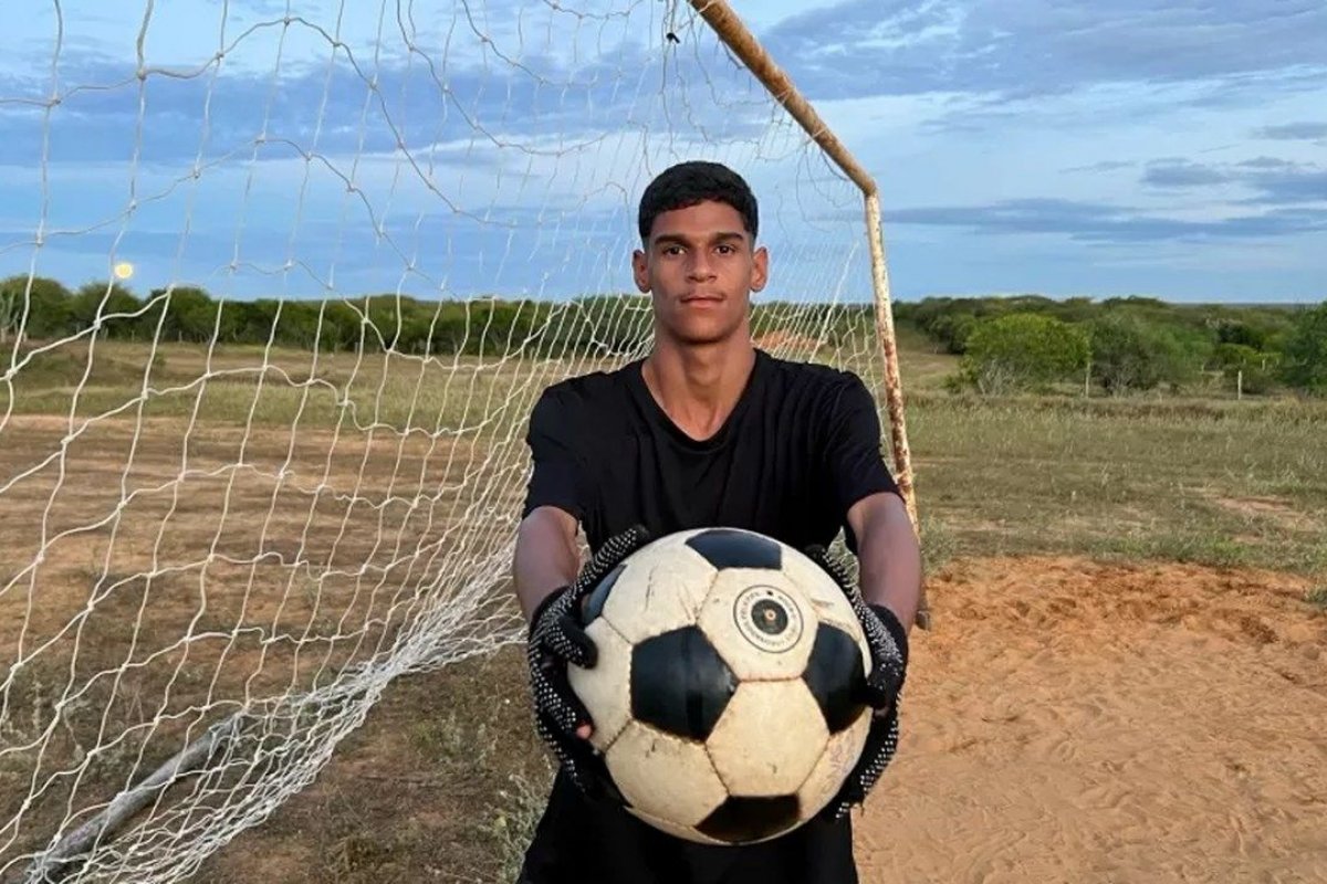 Ex-jogador de futsal Falcão ajuda influenciador Luva de Pedreiro 