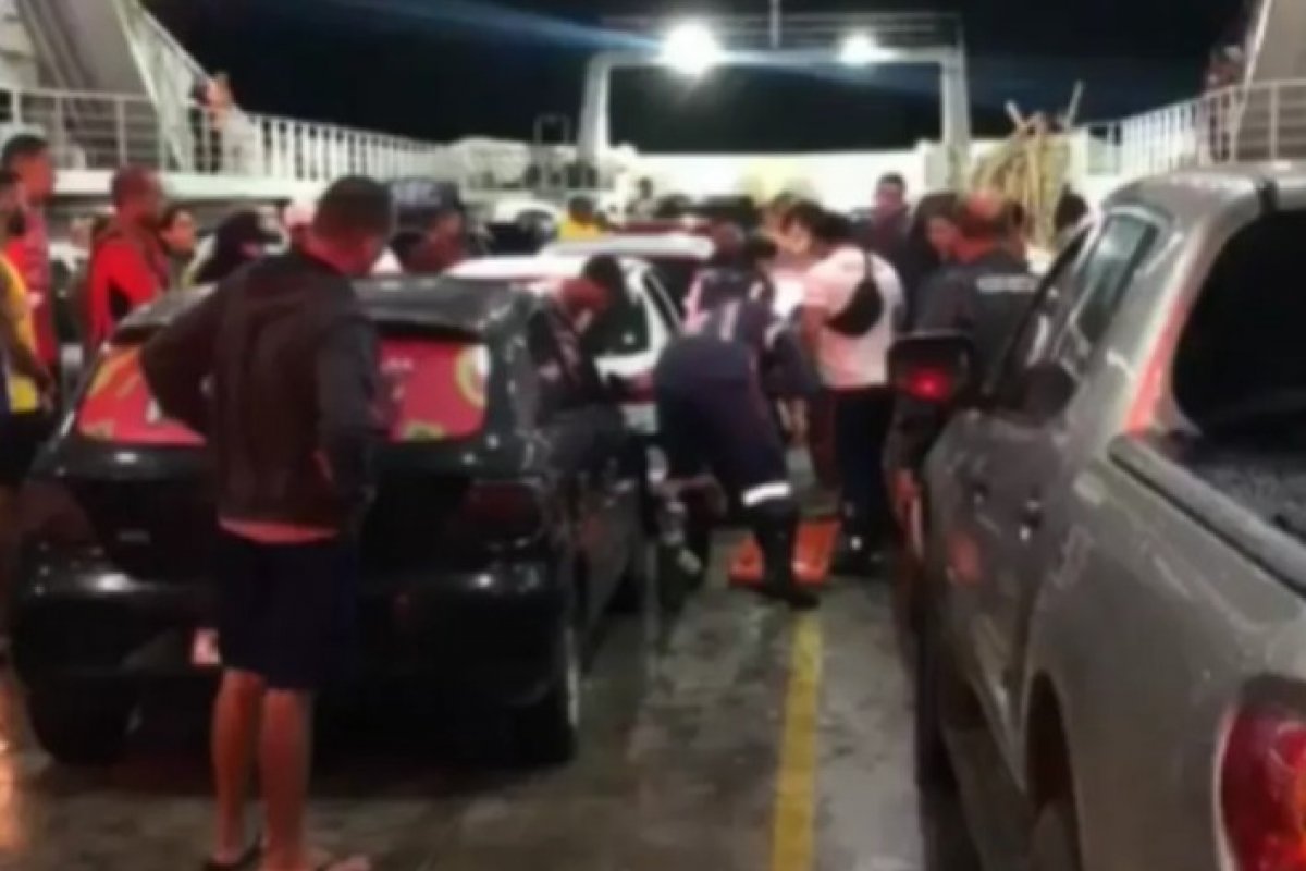 Homem passa mal e morre dentro de ferryboat na Ilha de Itaparica