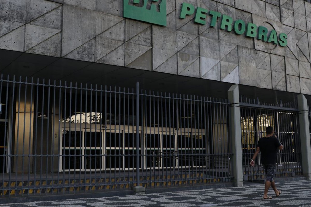 Petrobras anuncia que vai reniciar processo de venda de refinarias