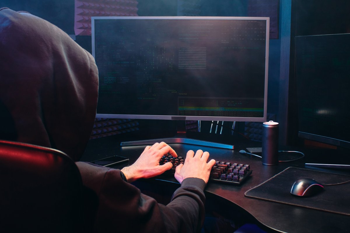 Cibercriminosos usam deepfakes para se candidatar a vagas com trabalho remoto, alerta FBI