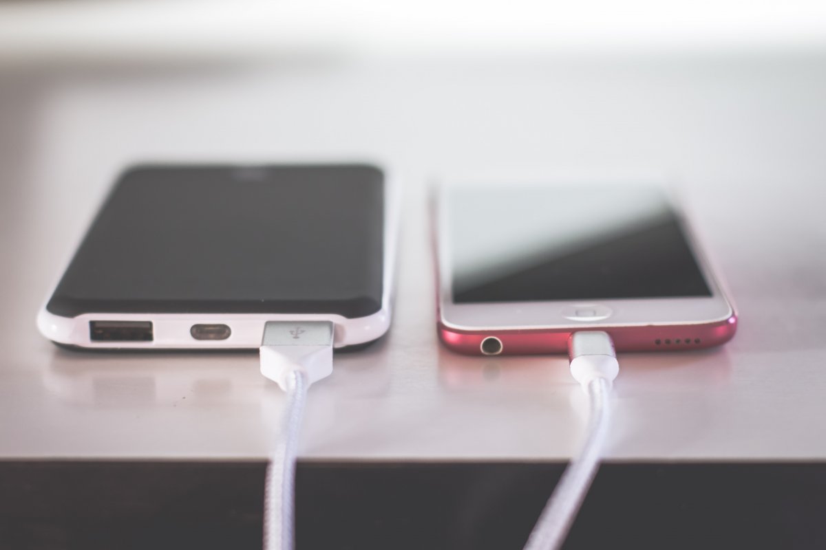 Anatel abre consulta sobre padronização de carregadores de celular