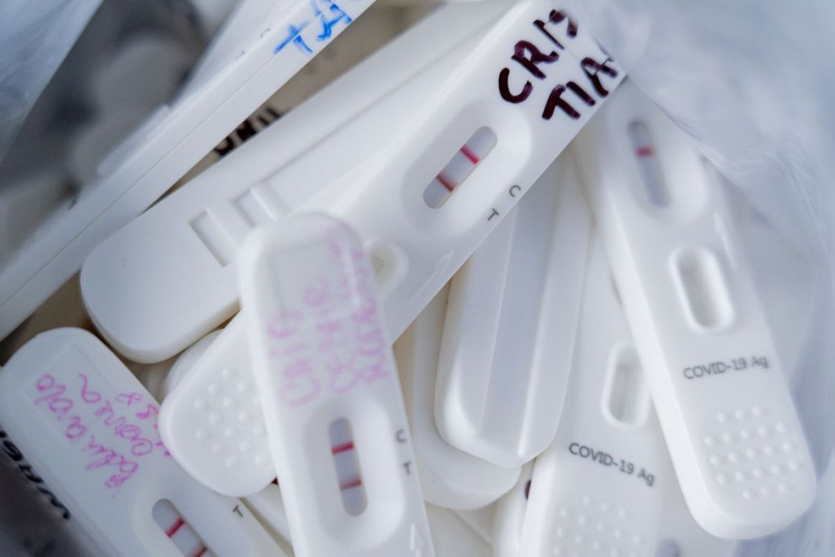 Covid-19: média móvel de mortes continua acima de 200 no Brasil 