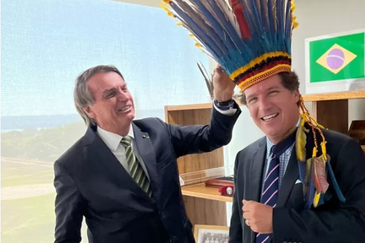 Apresentador da Fox News visita Bolsonaro e posa com cocar indígena