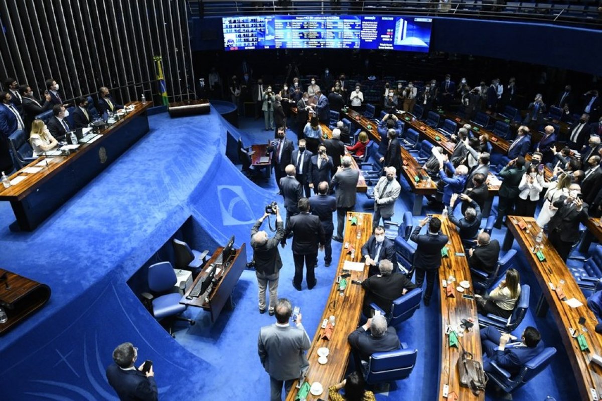 Senado deve votar hoje PEC que amplia vale-gás e cria auxílio para caminhoneiros