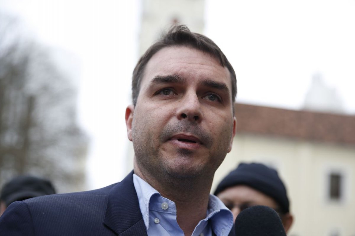 Flávio Bolsonaro diz ser impossível conter apoiadores com resultado das urnas