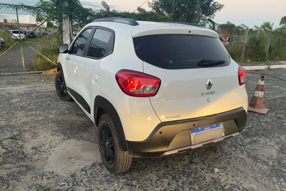 Homens suspeitos de envolvimento em roubo de carro são presos em Feira de Santana