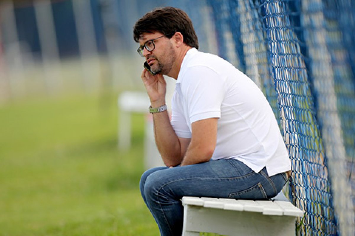Alô? Jura? Caramba! É mesmo? "Carvalho"'que bapho!!