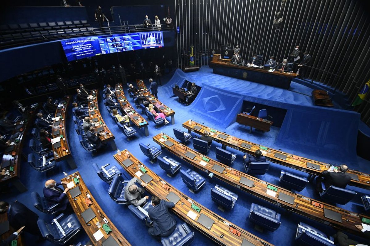 Senado aprova PEC que aumenta benefícios e cria novo auxílio