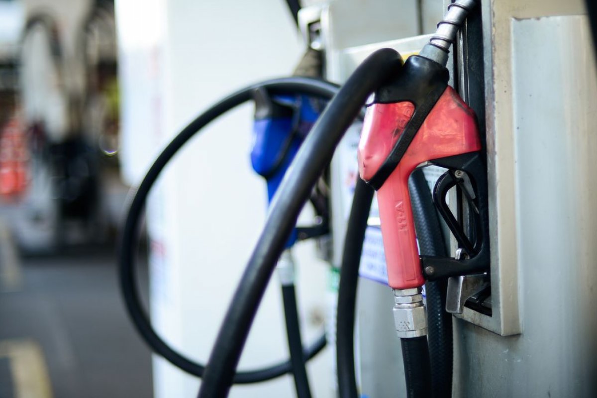 Após redução de tributos federais do governo, gasolina tem queda de R$ 0,60 em Salvador 
