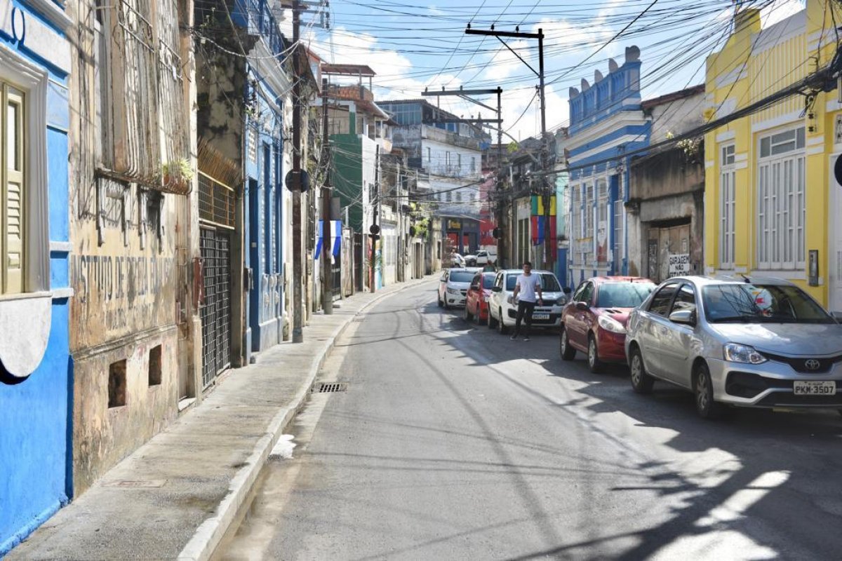 Enquanto Prefeitura entrega rua requalificada, moradores sofrem 'buracos' abertos por Coelba e Embasa