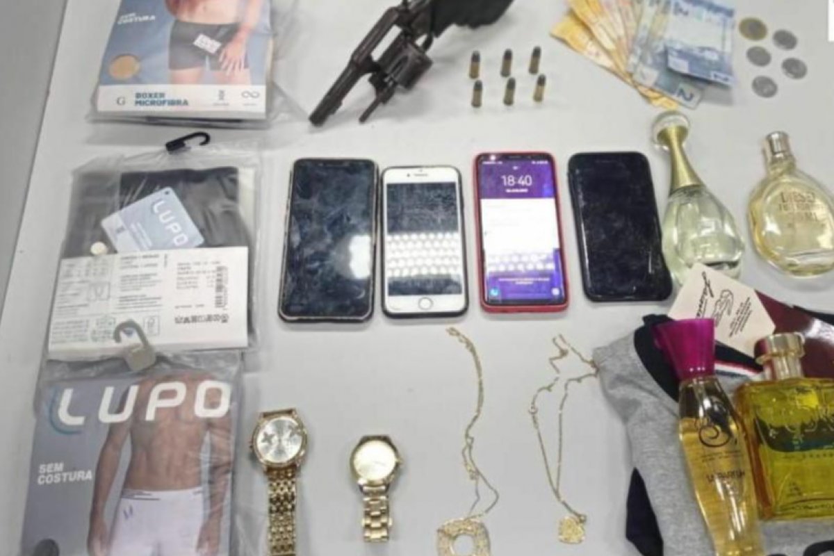 PM prende homem armado e recupera objetos roubados no Centro de Camaçari (BA)