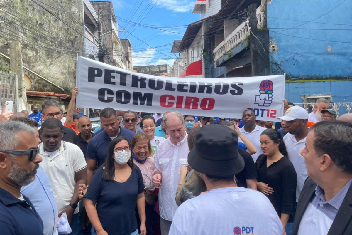 Ciro Gomes, em Salvador, participa de desfile cívico de Dois de Julho