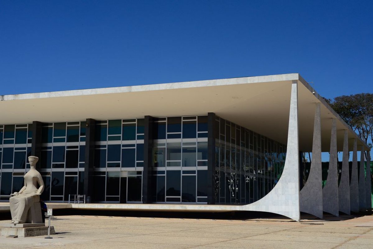 STF suspende lei que aumentava publicidade das três esferas de governo