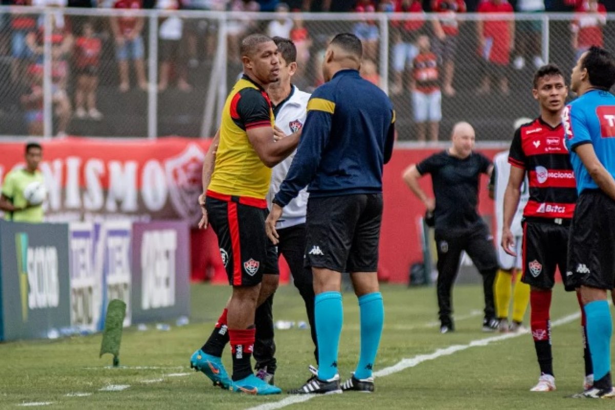 Rodrigão pode ficar fora da próxima partida do Vitória após suspeita de lesão 