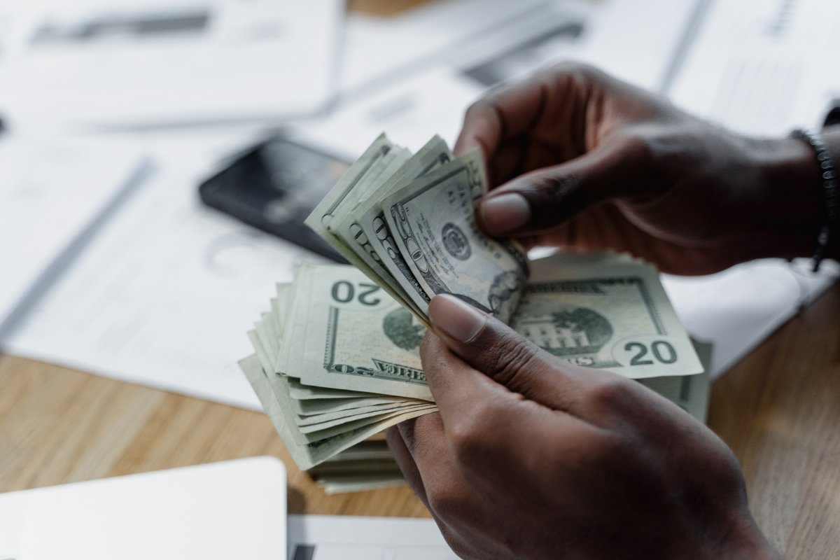 Dólar sobe 0,43% e ultrapassa R$ 5,40 