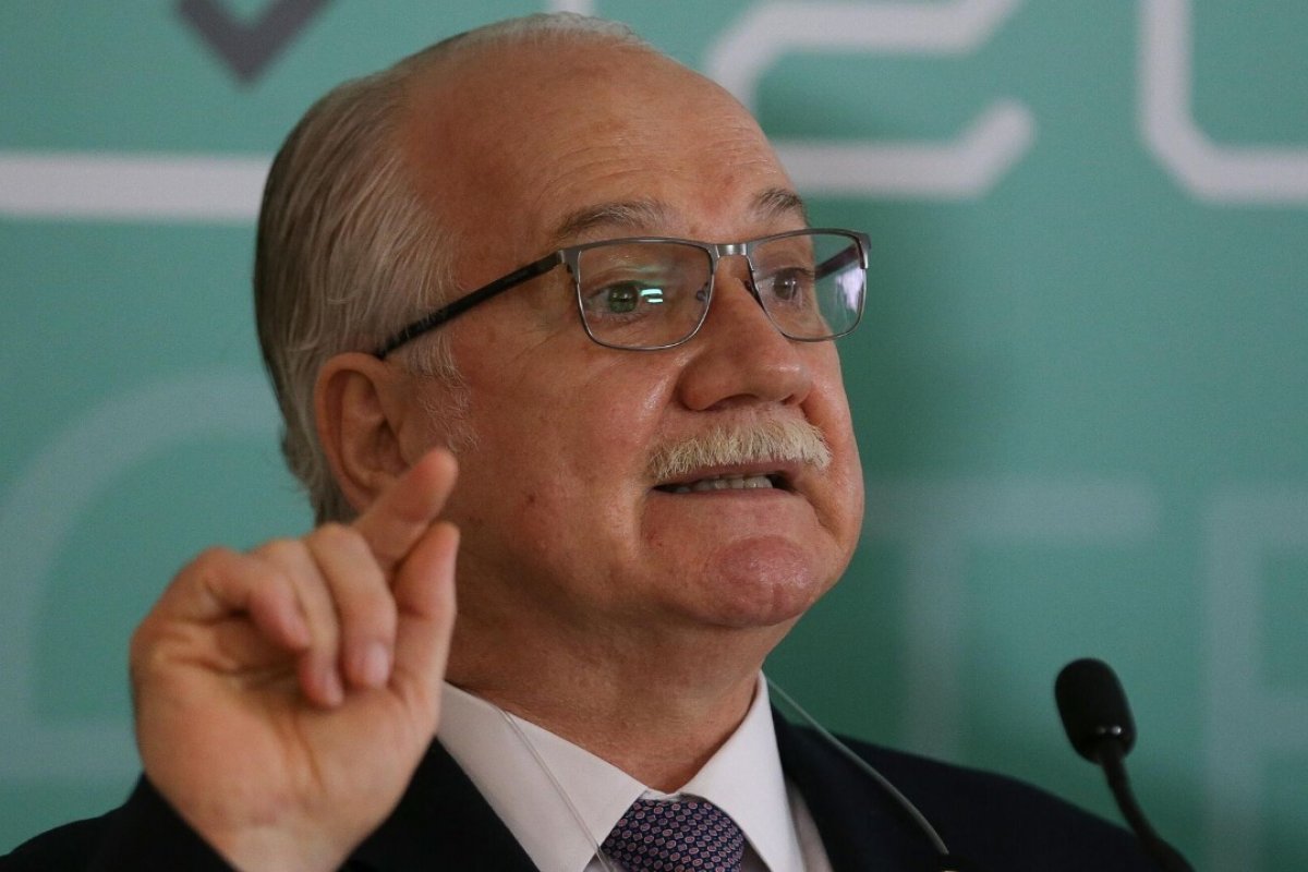 ‘Podem colaborar, mas não intervir’, diz Fachin sobre Forças Armadas nas eleições