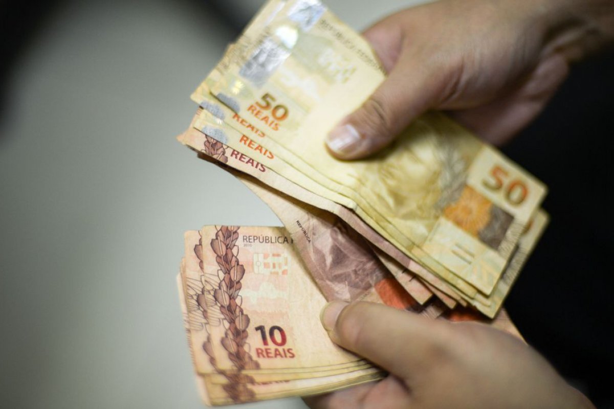 Brasil tinha 28,5% de famílias inadimplentes em junho, aponta CNC