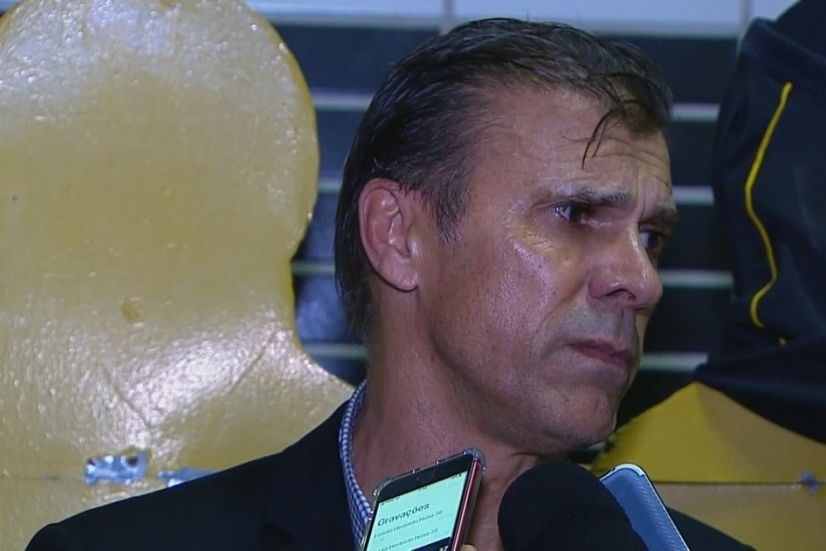 Funcionária de hotel afirma que técnico Milton Mendes tentou beijá-la a força