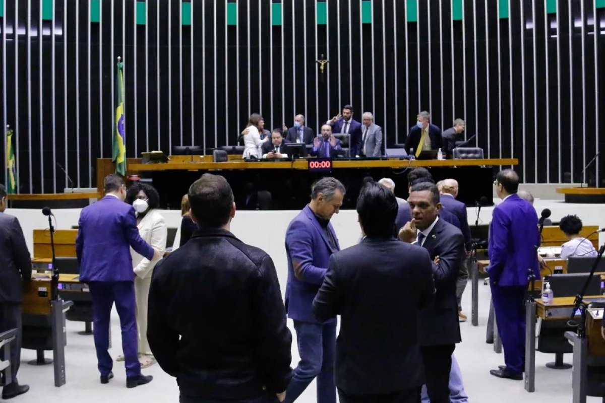 Câmara faz sessão de 1 minuto para agilizar votação da PEC dos benefícios sociais 