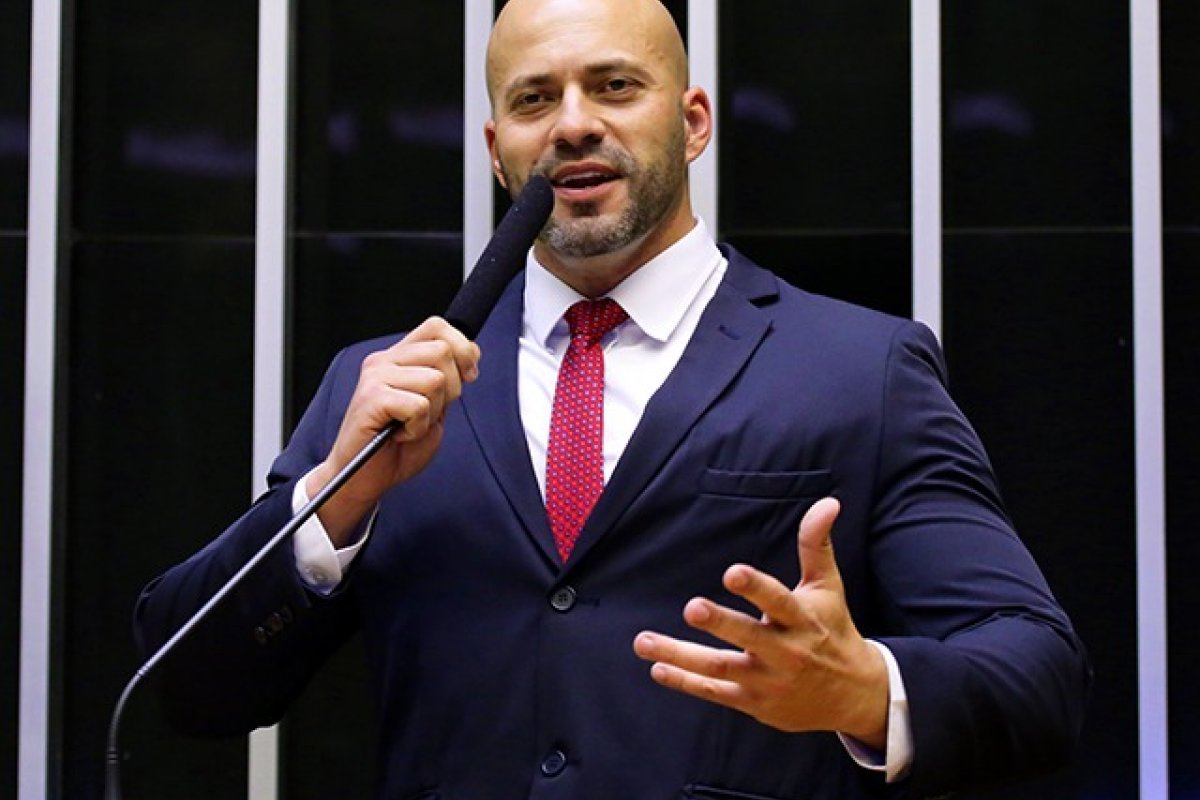 Apesar da medalha do Mérito do Livro, Daniel Silveira ignora Comissão de Cultura da Câmara