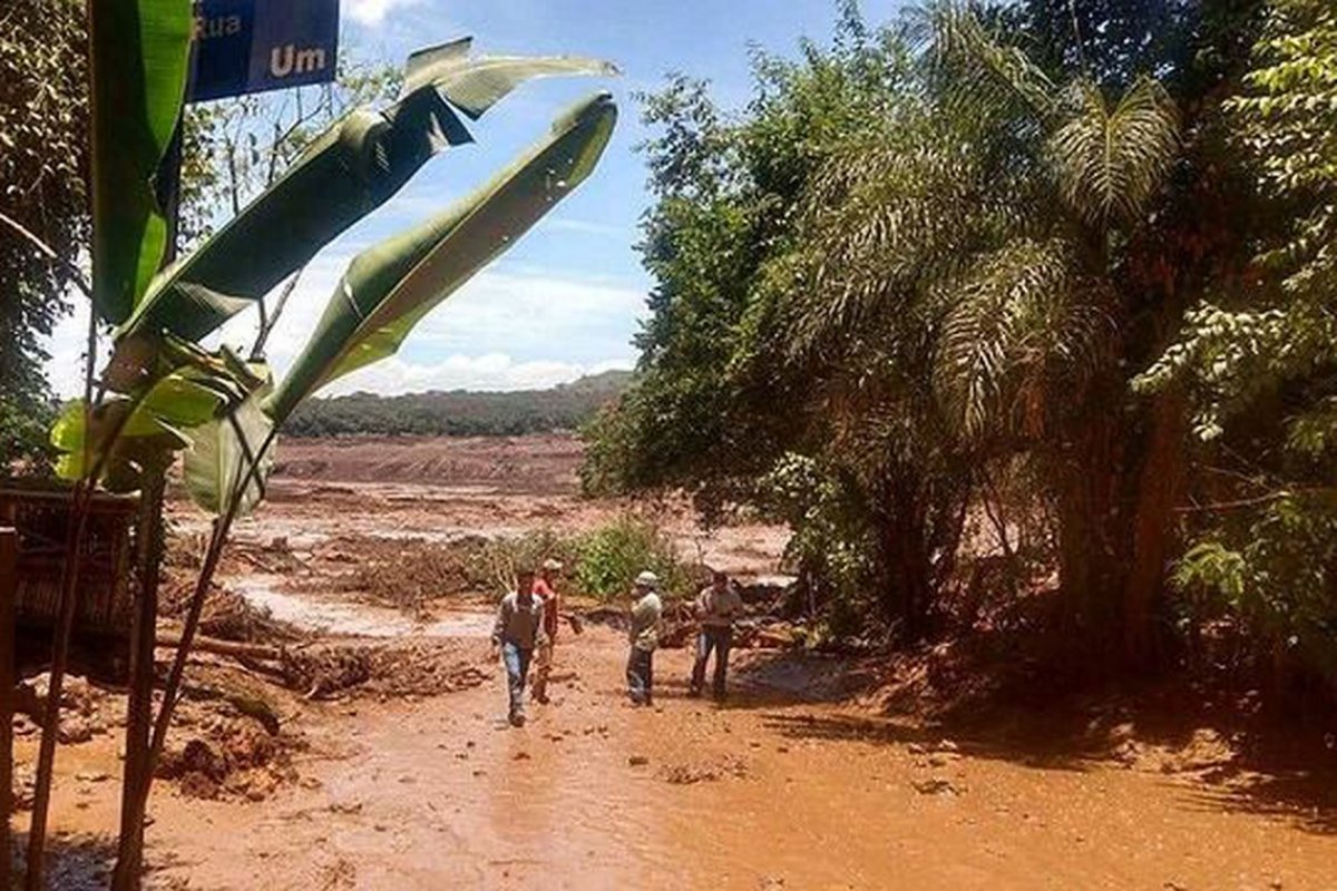 Bombeiros encontram corpo completo em Brumadinho