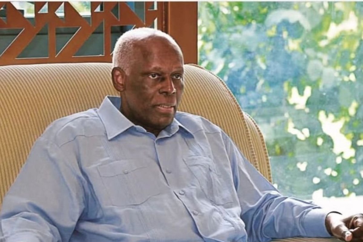 Ex-presidente da Angola morre aos 79 anos