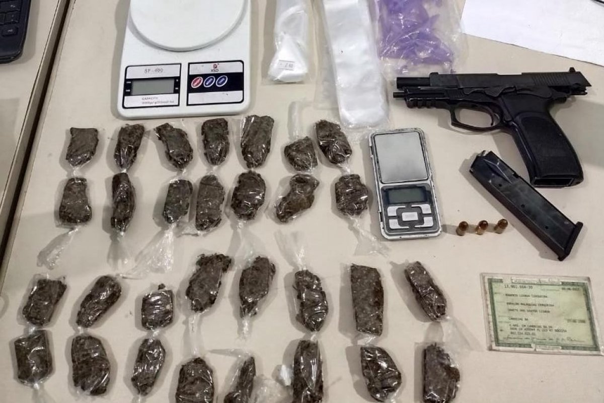 Polícia apreende armas e drogas com homens armados em Candeias 
