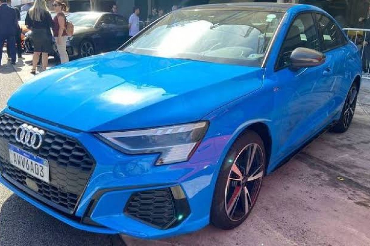 Audi oferece sistema híbrido leve na família A3 