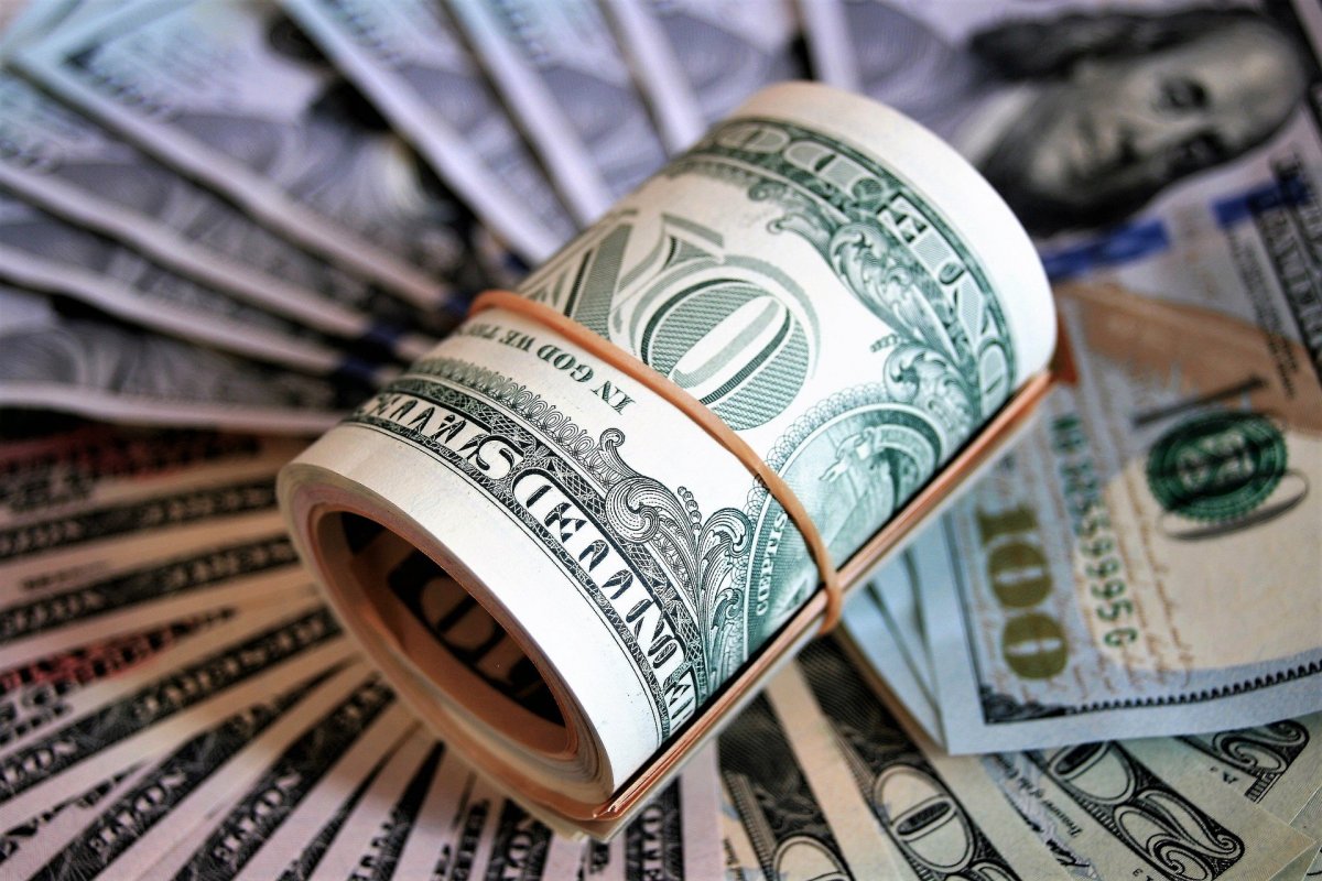 Dólar tem queda de 1,42% e encerra semana abaixo dos R$ 5,30