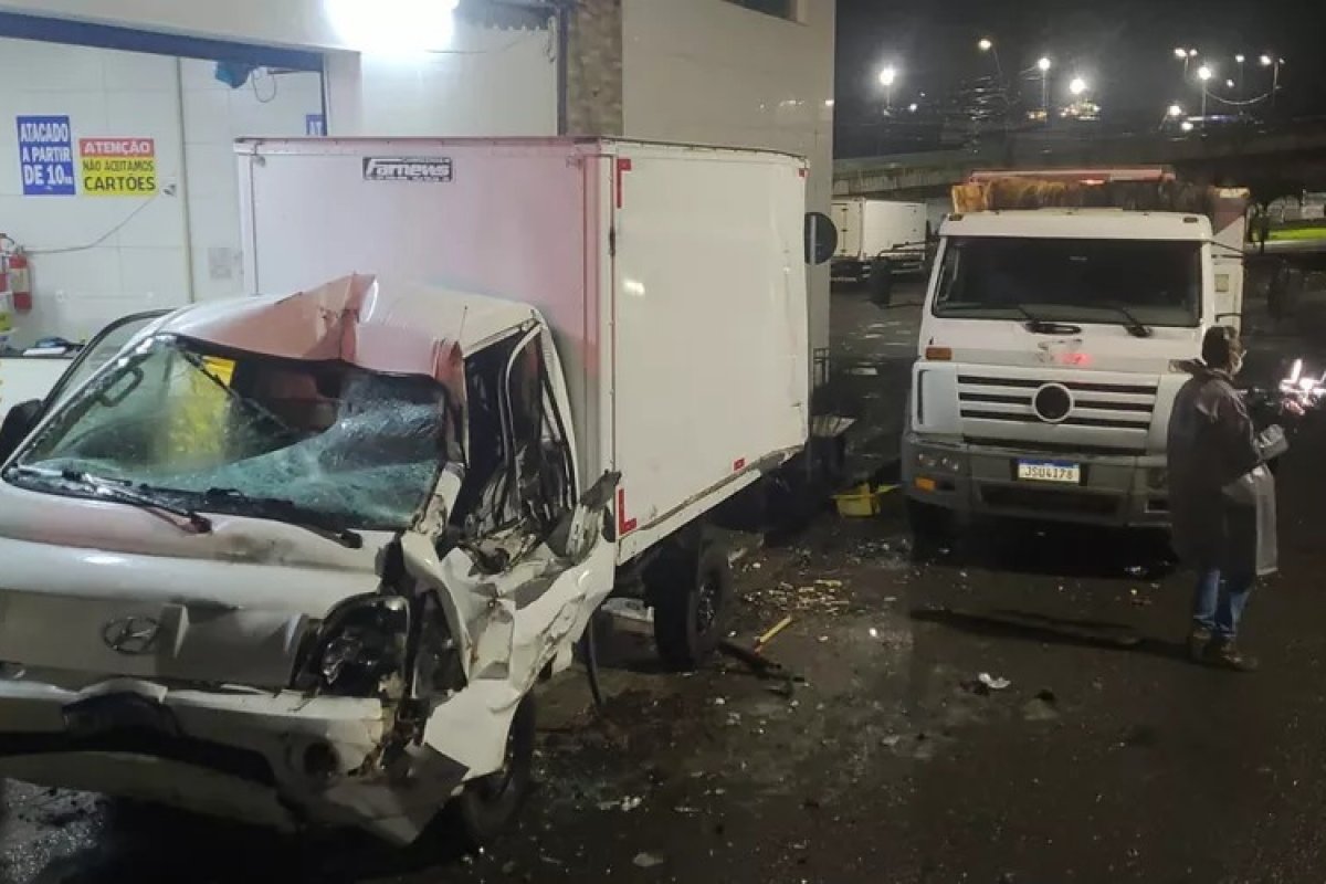 Motorista de caminhão perde controle da direção e atinge outros veículos 