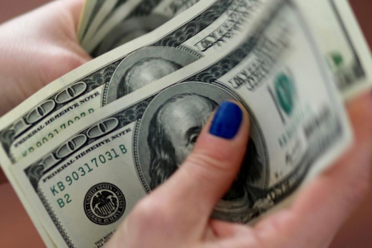 Euro alcança paridade com o dólar pela primeira vez desde 2002