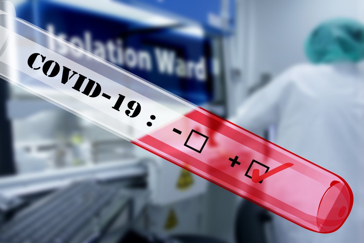 Testes positivos de Covid-19 alcançam taxa do surto da Ômicron em 2022 