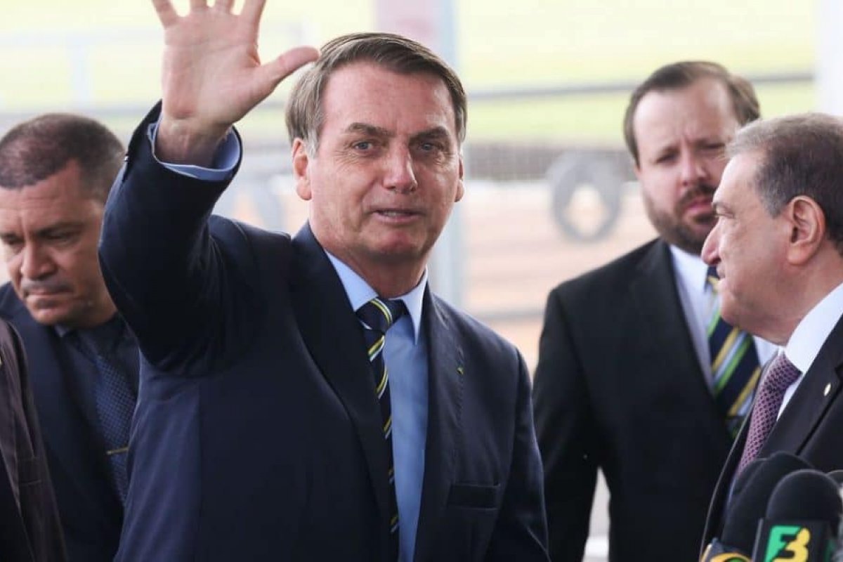 “Petistas vão responder por homicídio se ele morrer por traumatismo”, diz Bolsonaro sobre agente penitenciário 