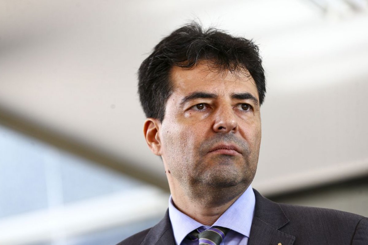 'Brasil ainda tem 50 dias de diesel sem precisar importar', afirma ministro de Minas e Energia
