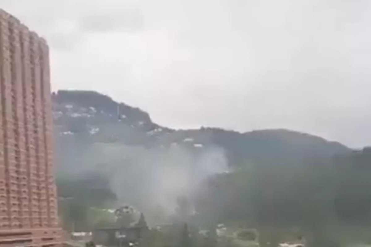 Polícia da Colômbia queima 1,5 tonelada de maconha e deixa residências cercados por fumaça