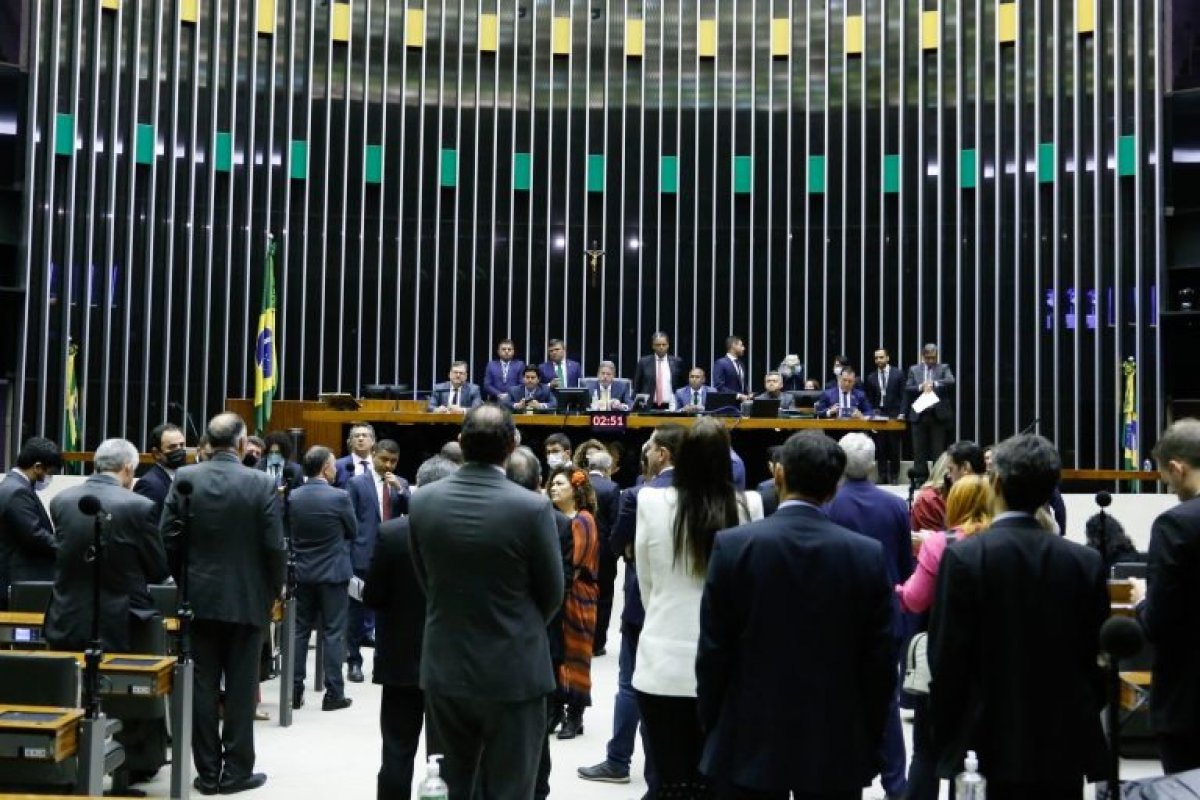 Câmara aprova urgência de PL que pune agressor com perda automática do cargo
