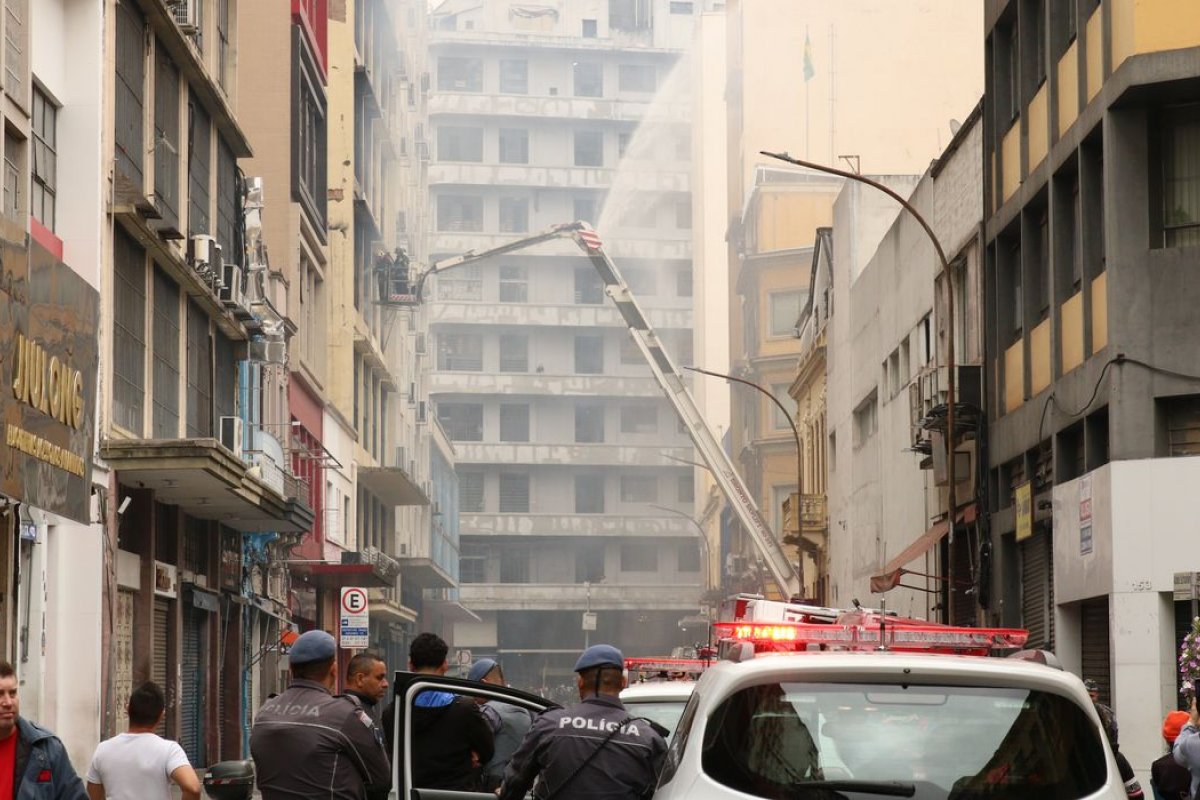 Prédio de dez andares atingido por incêndio será demolido em São Paulo
