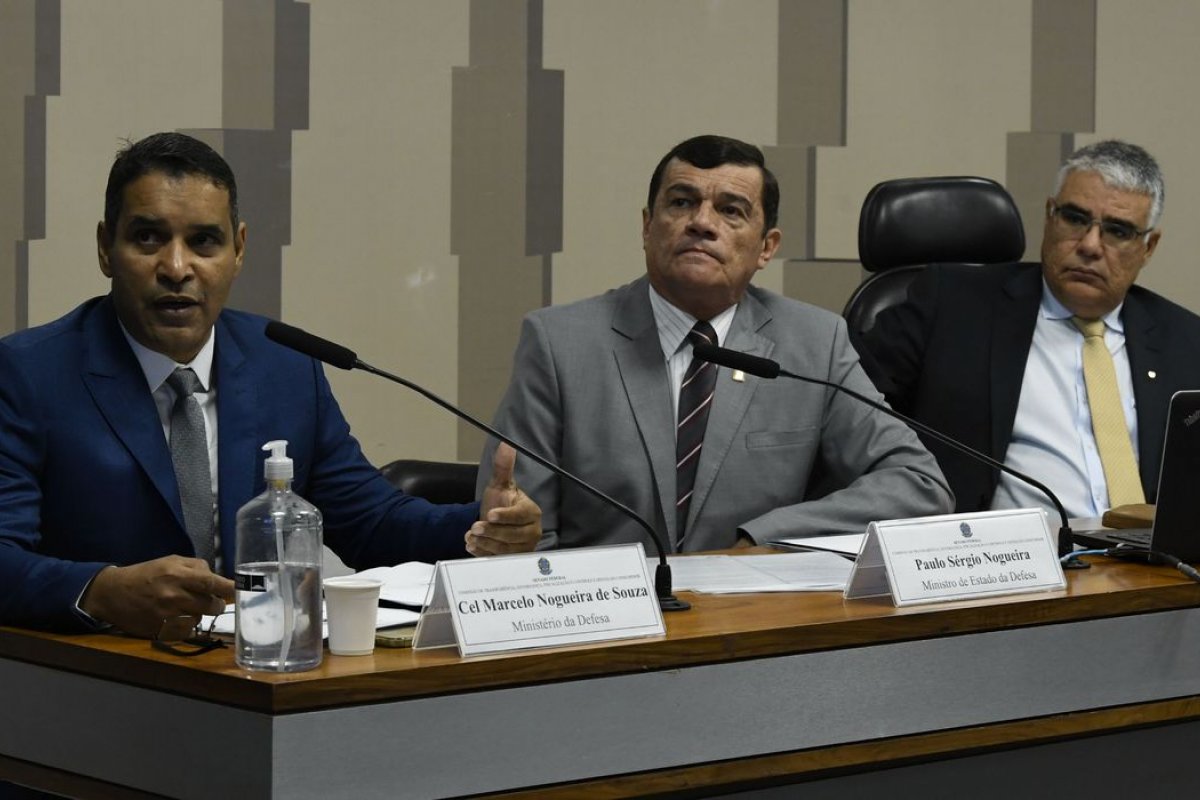 Ministro da Defesa pede votação paralela com cédula em papel 