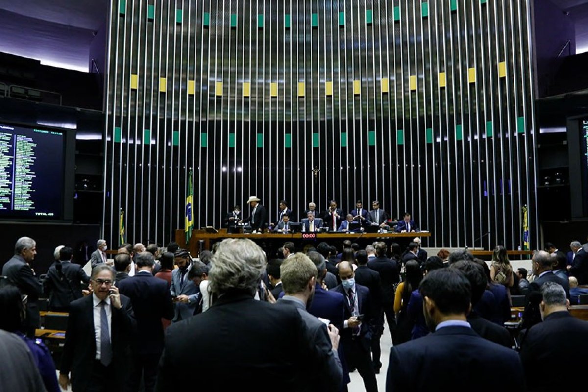 Congresso aprova PEC que autoriza  estado de emergência no país e a criação de benefícios