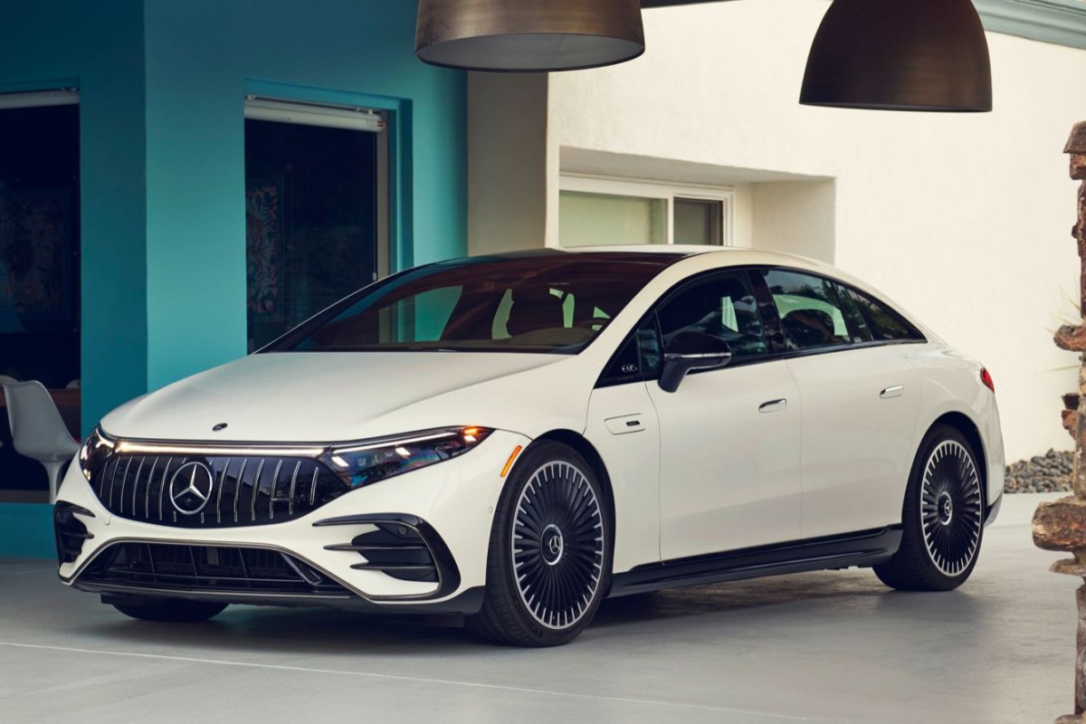 Farol da Bahia testa o novo Mercedes EQS 53 AMG 100% elétrico 