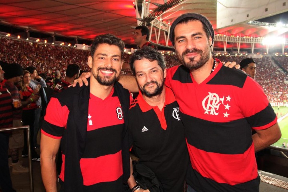 Cauã Reymond cobra Flamengo em rede nacional por falta de indenização a vítimas do incêndio