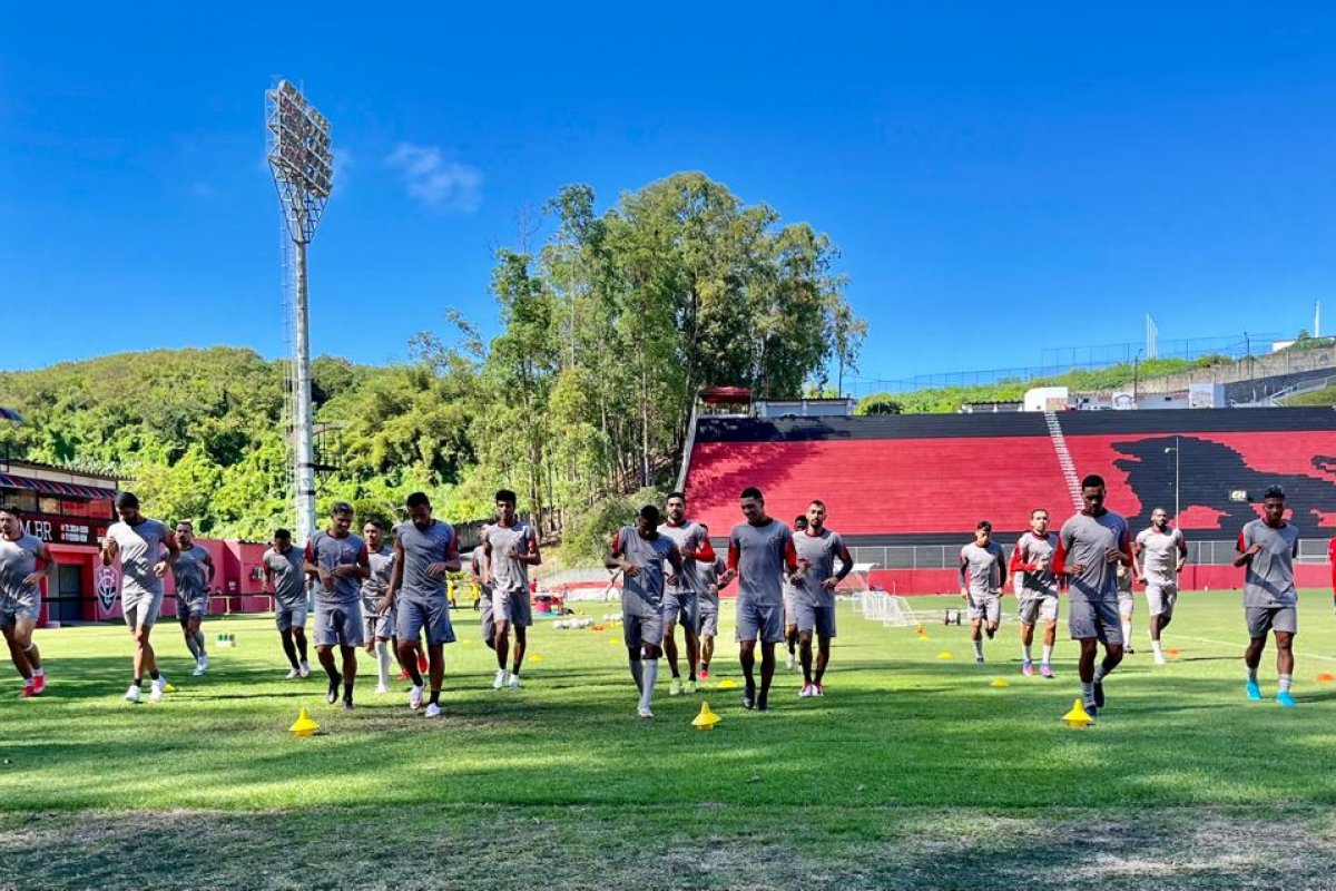 Vitória e Paysandu se enfrentam neste domingo (17)