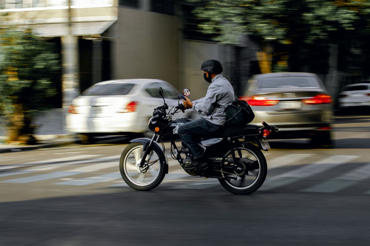 Uma pessoa morre e outra fica ferida após caírem de motocicleta no subúrbio de Salvador