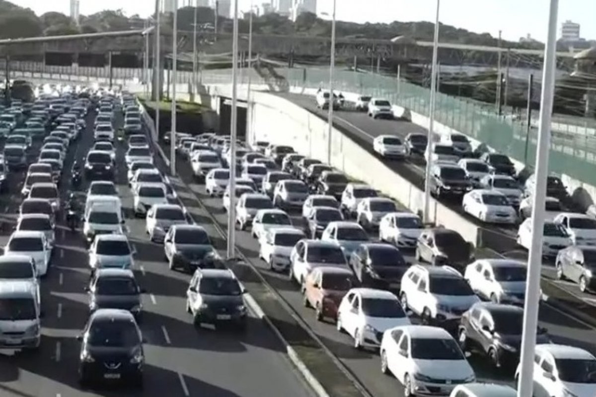 Acidente causa longo congestionamento na Av. ACM, em Salvador 