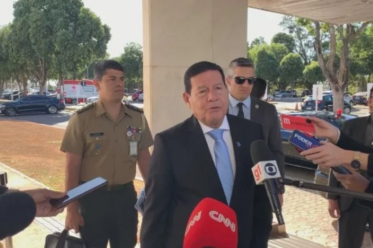 Mourão diz que motivação de telefonema de Bolsonaro à Zelensky é 'solidariedade à Ucrânia'