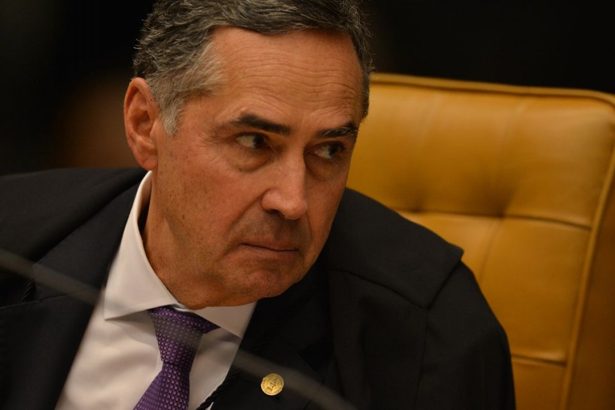 Bolsonaro diz que Barroso foi indicado ao STF pelo PT por ter atuado na defesa de Cesare Battisti