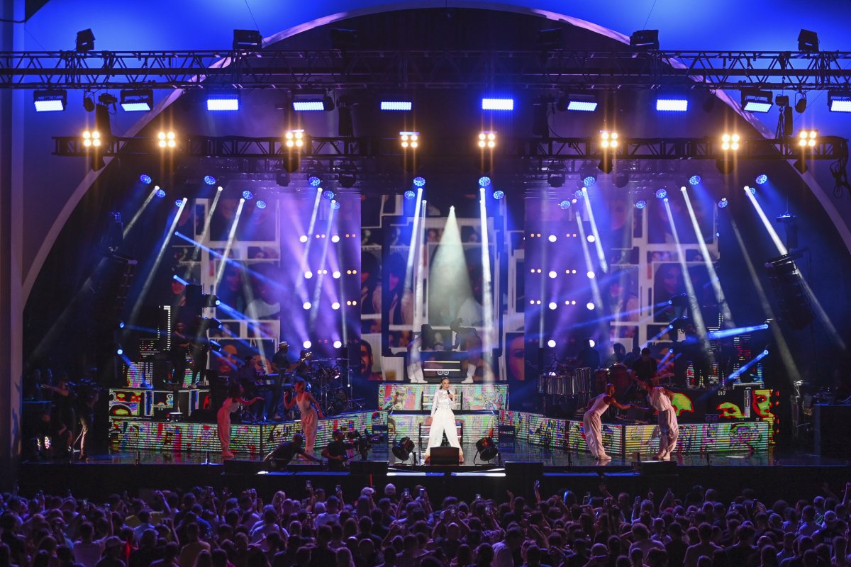 Ivete Sangalo agita Florida Cup Fan Fest no palco do Universal Studios Florida! 