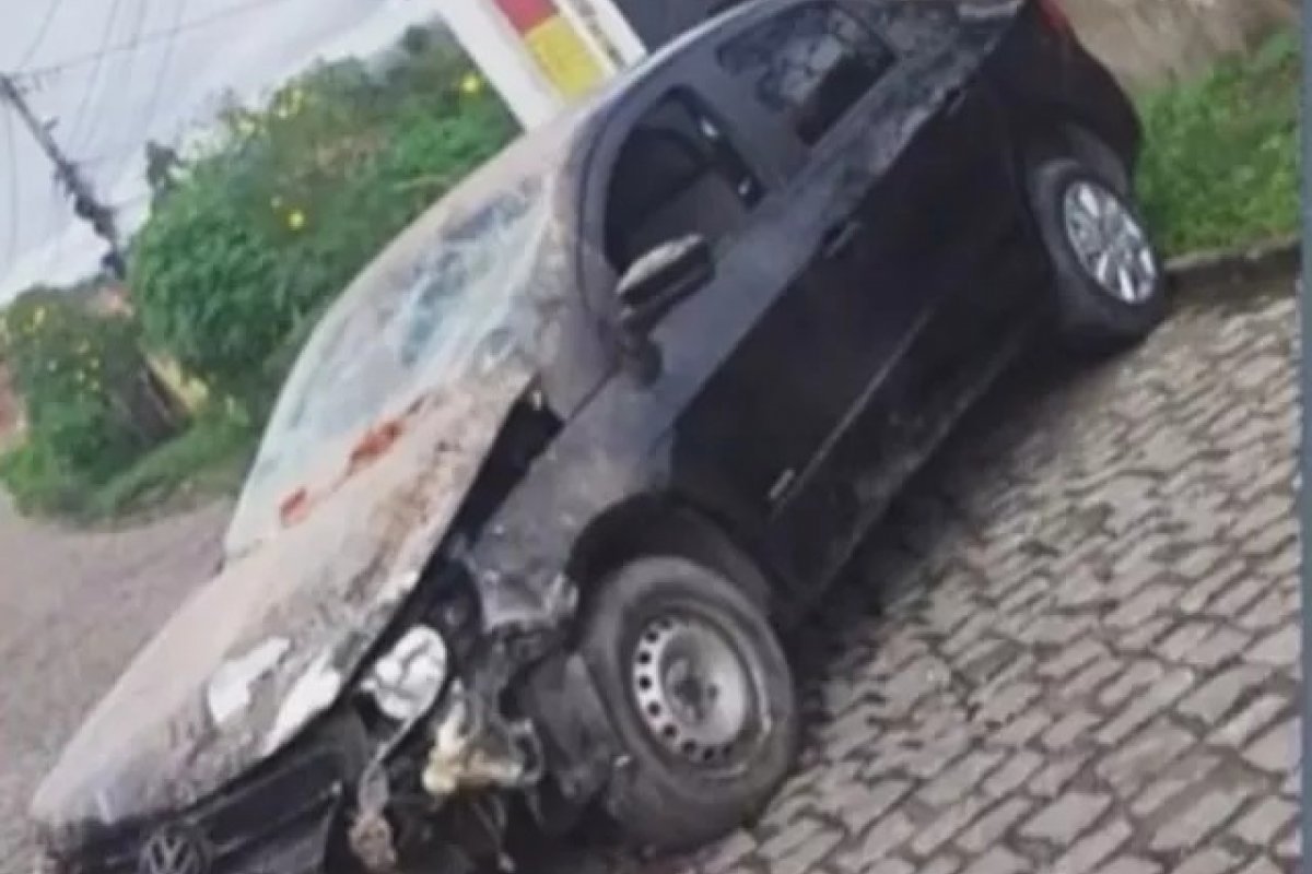 Motorista atinge casa em Feira de Santana após perder controle de veículo em ladeira