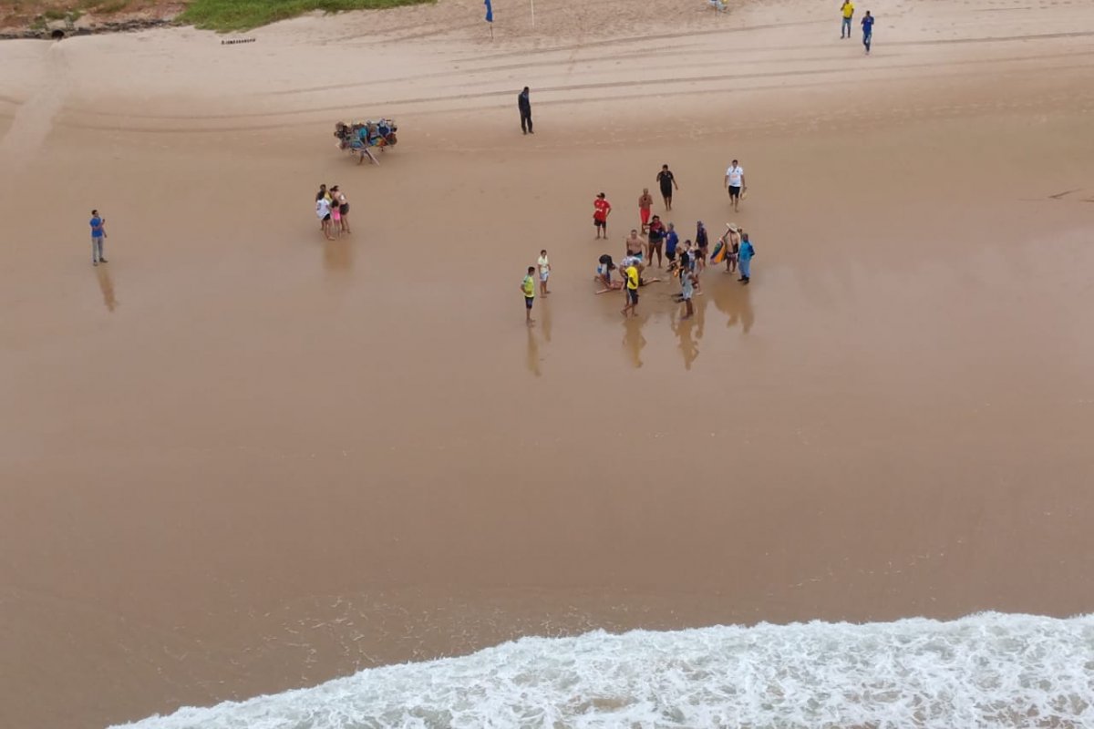 Adolescente de 12 anos é resgatado após se afogar em praia de Salvador